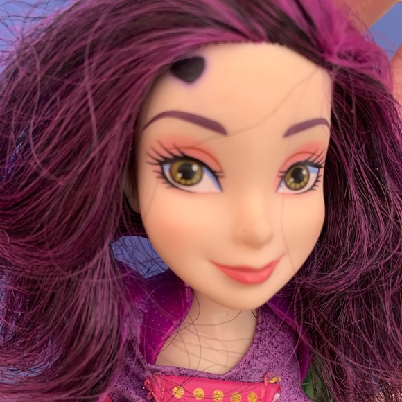 DISNEY DESCENDANTS “ISLE OF THE LOST” MAL DOLL - Picture 3 of 7